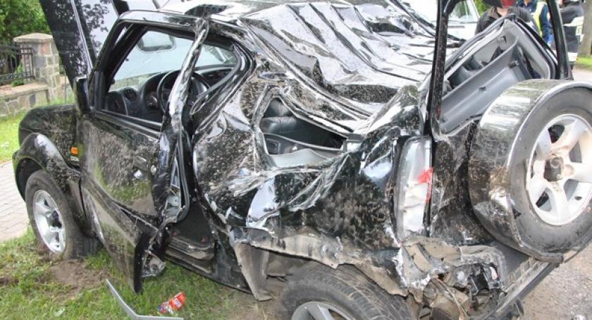 Borucino. Suzuki rozbiło się na drzewie, ford na ogrodzeniu 
