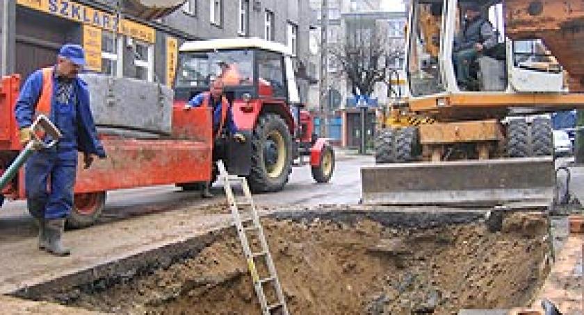 Rozkopią ponad 20 metrów ulicy Gdańskiej w Kartuzach. Awaria kolektora kanalizacji sanitarnej