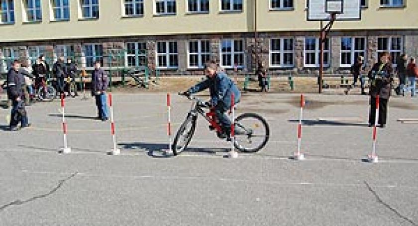 Pisali testy i pokonywali tor przeszkód