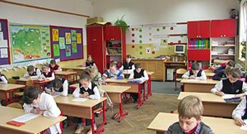 Pisali dyktando i rozwiązywali rebusy. Gminny konkurs ortograficzny w Żukowie