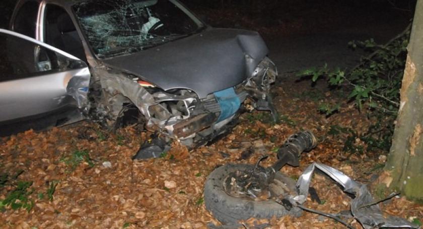 Brodnica Górna. Auto rozbite na drzewie -  nie żyje 66-letni mężczyzna