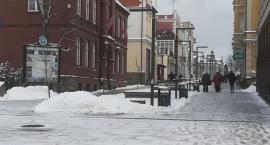 Kartuzy. Na deptaku jak na lodowisku? Mieszkańcy narzekają, burmistrz odpowiada