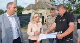 Mieszkańcy: Czujemy się oszukani przez wójta. Trwa protest przeciwko sortowni odpadów w Somoninie
