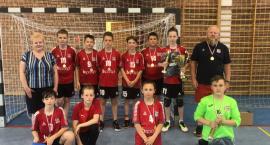 Młodzi szczypiorniści GKS Żukowa najlepsi podczas turnieju w Żukowie