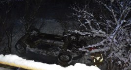 Poręby. WV Golf dachował w przydrożnym rowie