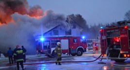 Dzierżążno. Płonie hala warsztatowa na terenie ubojni [FILM]