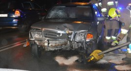 Dzierżążno. Skasował znak drogowy, a następnie zahaczył o opla i audi. Był pijany