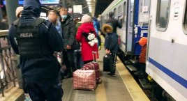 Policjanci z Kartuz pomagają obywatelom Ukrainy na Pomorzu