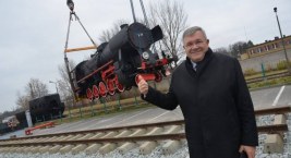 Zabytkowa lokomotywa rusza w trasę. Maszynistą burmistrz Mieczysław Gołuński 