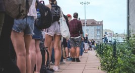 Kartuzy. Rodzice: musimy zostawiać dzieci pod drzwiami, jak worki z kartoflami