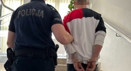 Był odurzony, uszkodził znak drogowy, a przy sobie miał sporą ilość narkotyków