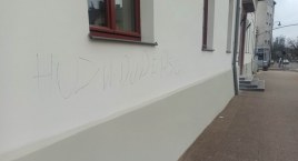 Kartuzy. Jeszcze nieoddany do użytku, a budynek po sądzie już poniszczony