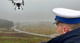 Policyjne kontrole z nieba - drogówka kontroluje pieszych i kierowców za pomocą drona
