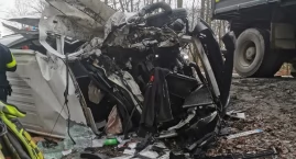 Leźno. Ciężarówka zepchnęła busa do rowu - 42-latek w szpitalu