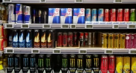 Sprzedawcy sprzedają, młodzież kupuje? Czy nieletni wciąż mogą kupić energetyki w Kartuzach?