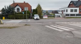 Kiełpino. Niewłaściwie zabezpieczony pojazd stoczył się z parkingu uszkadzając prywatną posesję 