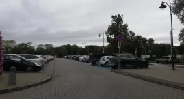 Kartuzy. Za dnia spokojny parking, po zmroku – Szpaner Plac