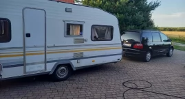 Nocna kradzież w Niesiołowicach. Zniknęła przyczepa kempingowa – właściciele proszą mieszkańców o pomoc