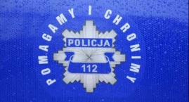 Zdjęcie przedstawia: Pił alkohol w aucie pod sklepem, chwilę później ruszył w drogę. Zatrzymała go policja