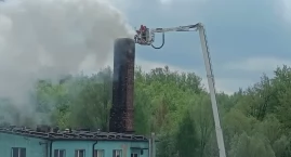 Zdjęcie przedstawia: Pożar komina piekarni w Kartuzach. Trwa akcja strażaków