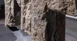 Wystawa „Fundamenty” Macieja Wierzbickiego w Galerii Refektarz. Sztuka zakorzeniona w kamieniu
