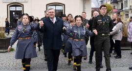 Stanęli do hymnu, śpiewali pieśni patriotyczne i tańczyli poloneza - świętowanie na kartuskim Rynku