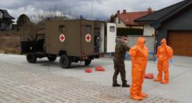 Ratownicy WOT-u pobierają próbki do badań od mieszkańców