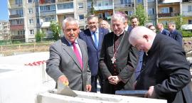 Wmurowano akt erekcyjny w fundamenty hospicjum Caritas w Kartuzach