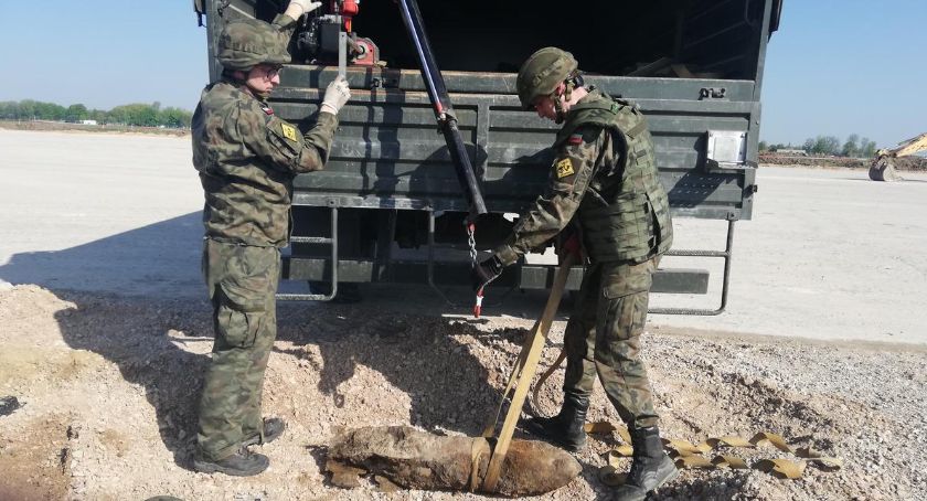 Saperzy wezwani do dwóch bomb lotniczych 