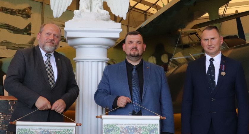 Dęblin. Orzeł wita zwiedzających