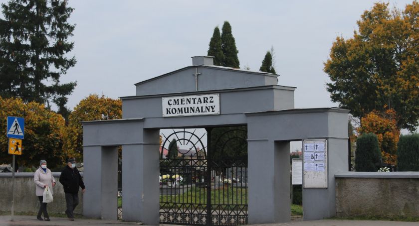 Na cmentarzu pustki, tłumy po drugiej stronie ulicy