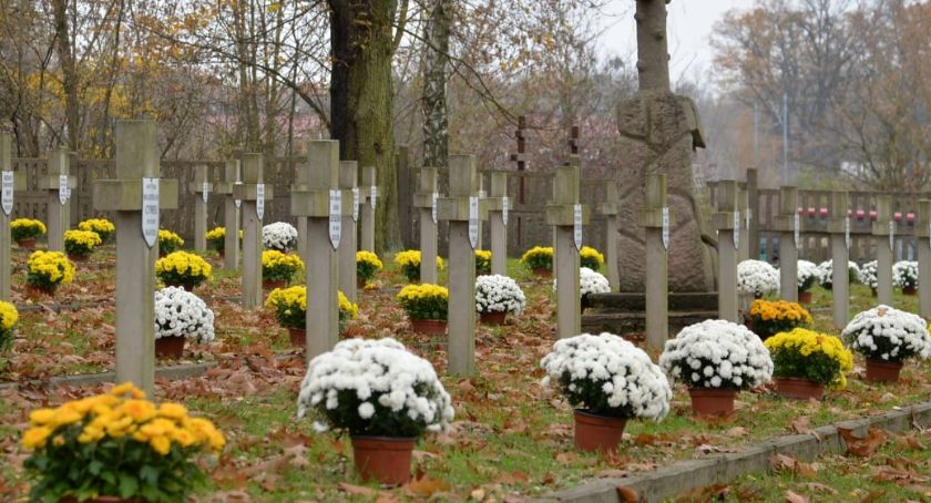 Dęblin: Porządki na wojennym cmentarzu 