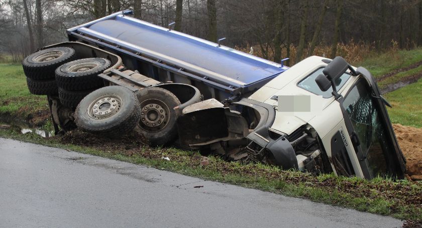 Ciężarówka w rowie. Co się stało z kierowcą ?