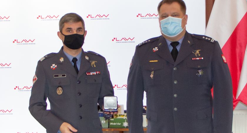Dęblin: Rektor LAW otzymał odznakę 