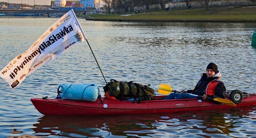 Tysiąc kilometrów kajakiem po Wiśle. Szymon Machnowski dziś dopłynie do Dęblina