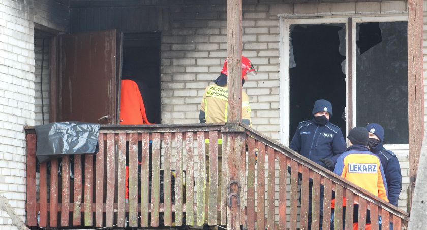Pożar domu w Piotrowicach. W środku strażacy natrafili na ciało 67-letniego mężczyzny