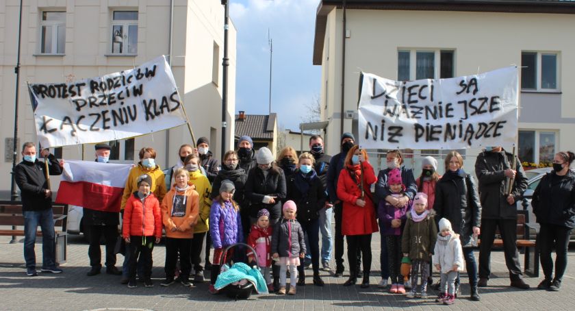 Dęblin. Rodzice protestują przeciwko zmianom w oświacie