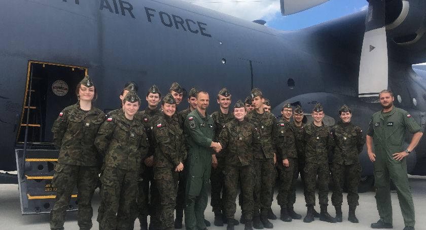 DĘBLIN: Podchorążowie na pokładzie samolotu C-130 Herkules
