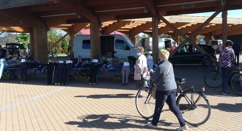 Handlarze zostali bez stołów na targowisku