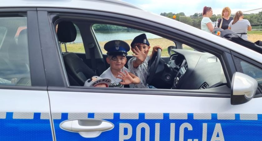Policjanci na festynie z okazji Dnia Dziecka