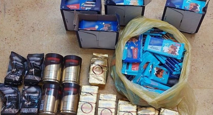 Ukradli 170 czekolad i 39 opakowań kawy. Nie pogardzili alkoholem 