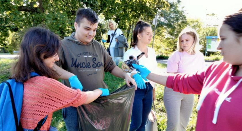 DĘBLIN: Uczniowie ZSZ nr 2 sprzątają świat 