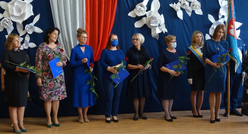 Nauczyciele i dyrektorzy  z nagrodami od pani burmistrz 