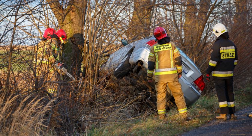 Volvo w przydrożnym rowie. Kobieta nie chciała potrącić psa