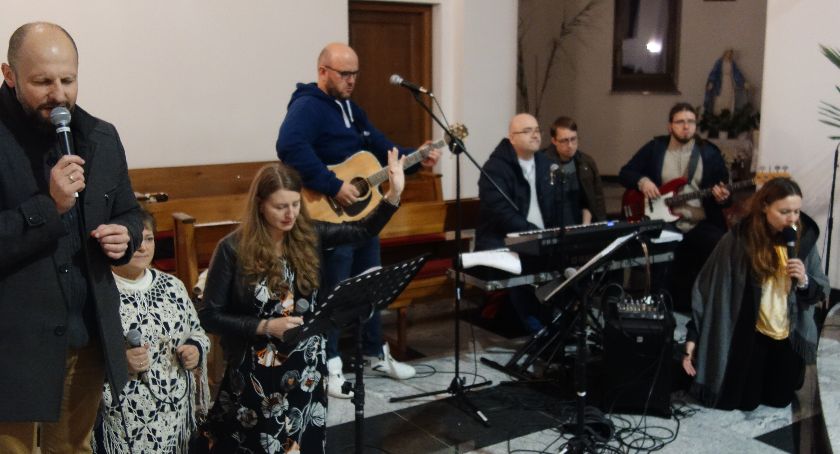 DĘBLIN: Śpiewem wielbili Pana Jezusa 