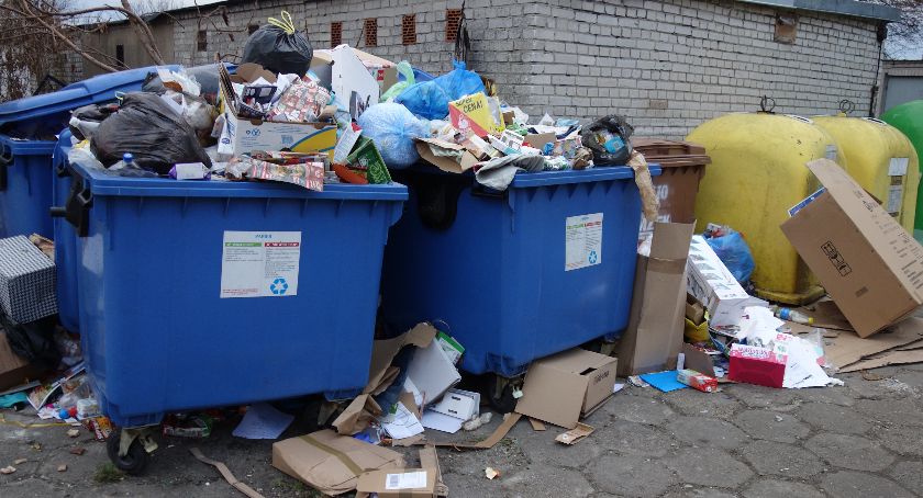 DĘBLIN Kto wywiezie śmieci?