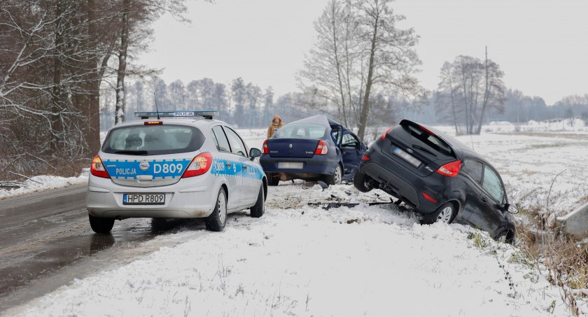 Zderzenie samochodów na łuku drogi