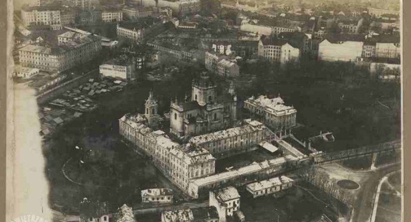 Album to nie tylko historia pilotów i samolotów, ale również sentymentalna podróż po odradzającym się kraju