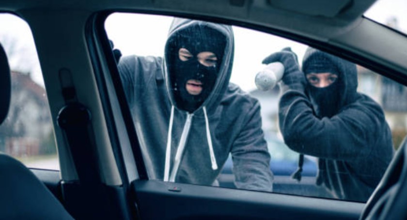 Pobili kijem baseballowym, uszkodzili telefon i auto. Usłyszeli zarzuty
