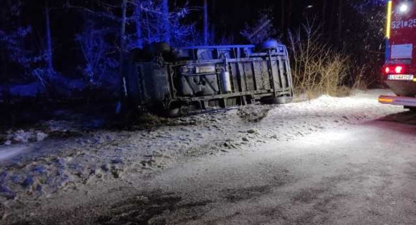 Na zakręcie bus wypadł z drogi. Jazdę zakończył na boku